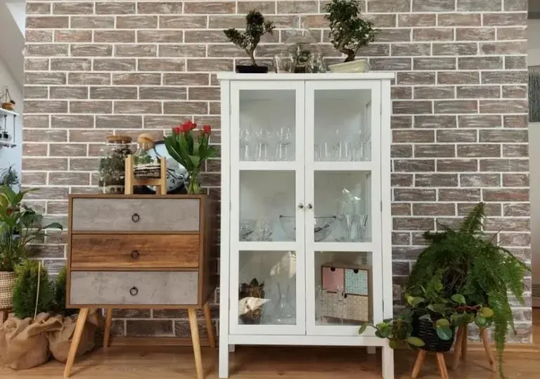 Co wstawić do witryny w salonie? Pomysły na stylową i funkcjonalną aranżację