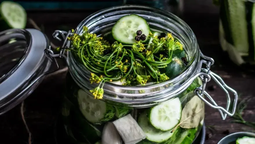 Dlaczego ogórki kiszone są kwaśne? Odkryj sekrety fermentacji