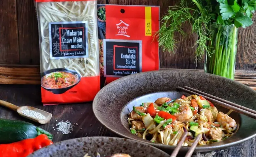 Jakie składniki ma makaron chow mein i dlaczego są ważne?
