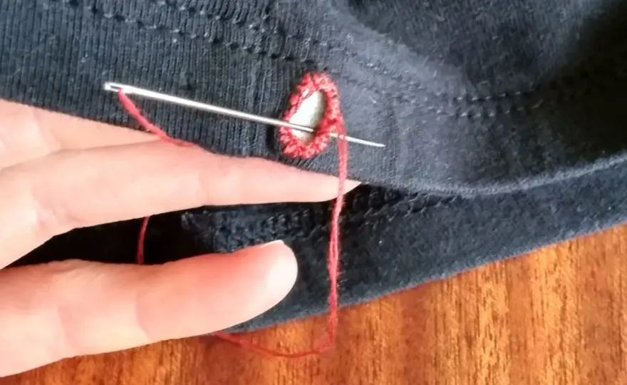 Jak zwęzić spodnie w pasie? DIY bez szycia i z maszyną!