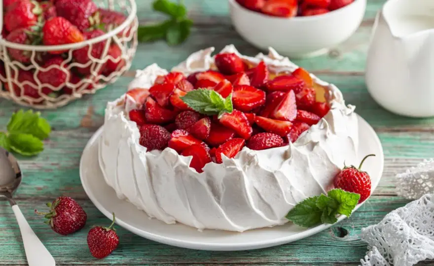 Tort bezowy z truskawkami - by nie rozmiękł!