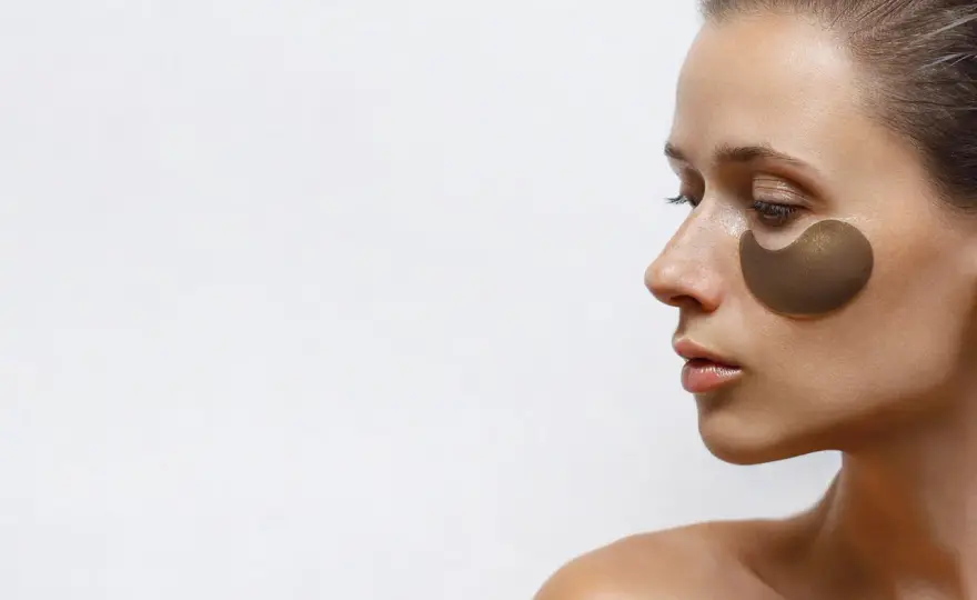 Retinol pod oczy - jak go stosować, by działał, a nie szkodził?