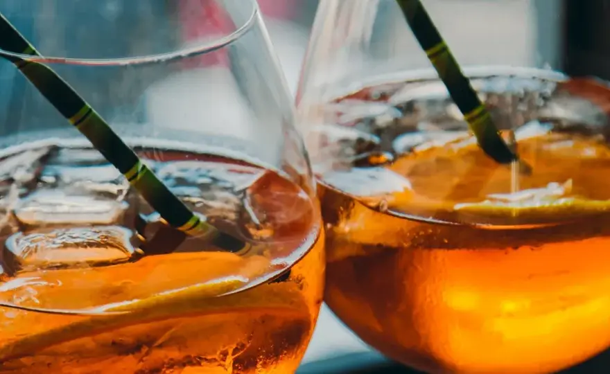 Ile kalorii mają drinki? Zaskakujące wartości, które musisz znać