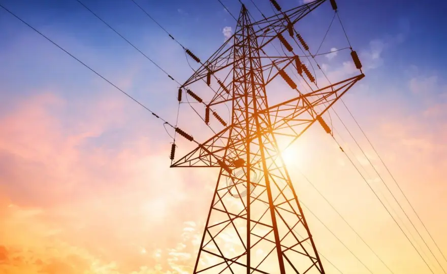 Słupy energetyczne na działce - Ile odszkodowania możesz dostać?