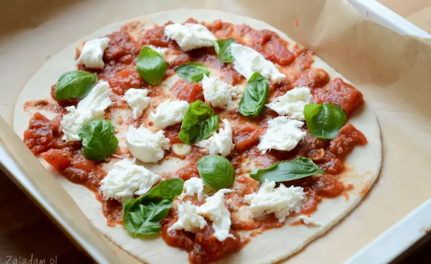 Pizza z mozzarellą - Jak zrobić idealną w domu?