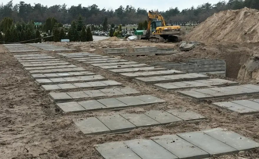 Ile kosztuje fundament pod pomnik? Sprawdź ceny i czynniki