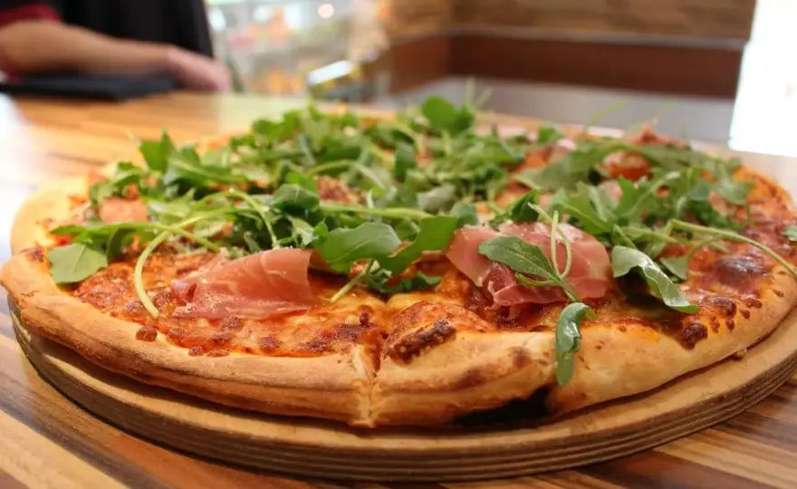 Rewal: Gdzie zjeść? Najlepsze ryby, pizza i desery Twój przewodnik.