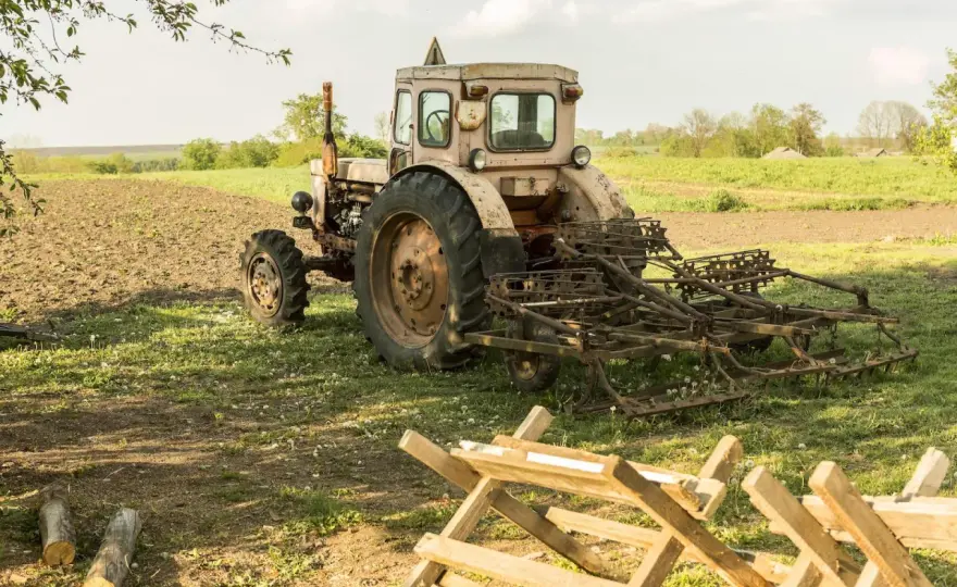 Jak przerejestrować ciągnik po śmierci właściciela - uniknij problemów prawnych