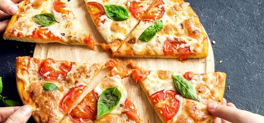 Ile kalorii ma pizza 42 cm? Sprawdź, co wpływa na kaloryczność