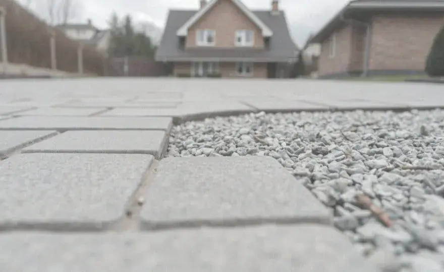 Czym wyłożyć stromy podjazd, aby uniknąć problemów z bezpieczeństwem?