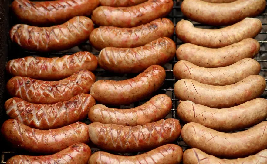Ile kalorii ma kiełbasa z grilla? Zaskakujące wartości odżywcze