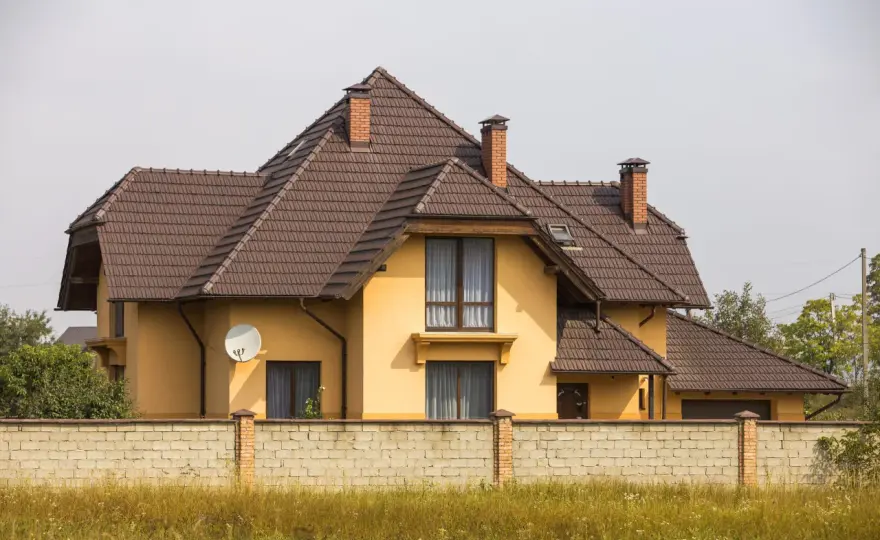 Jakie elewacje najlepiej komponują się z brązowym dachem?