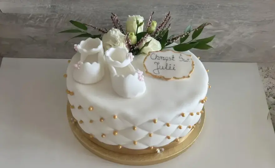 Delikatny tort na chrzciny - smaki i dekoracje, które działają