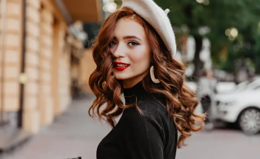 Włosy falowane - jak je stylizować? Poradnik.