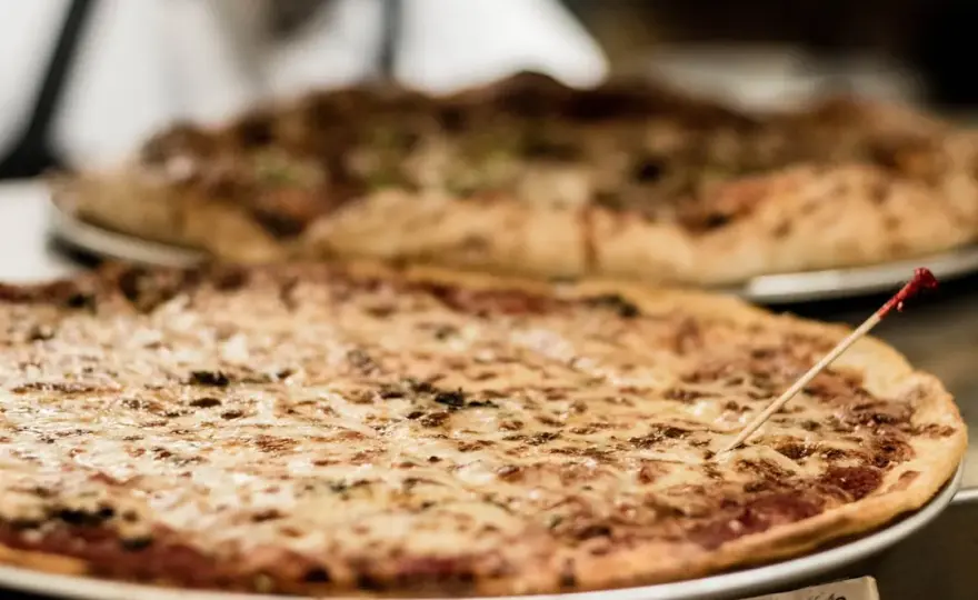 Ile kalorii ma pizza margherita? Zaskakujące różnice w kaloryczności