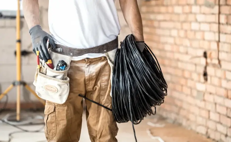 Kabel w ziemi w peszlu czy bez? Praktyczne zasady układania