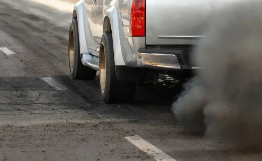 Dlaczego diesel kopci przy przyspieszaniu? Oto najczęstsze przyczyny