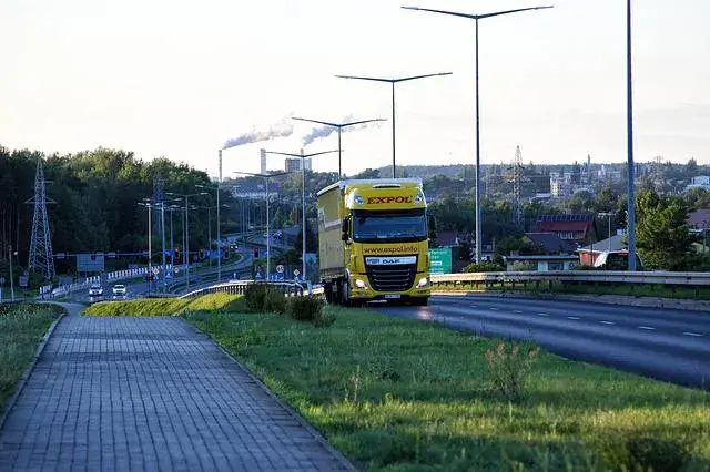 Ile m3 ma naczepa TIR? Poznaj pojemność i wymiary naczep