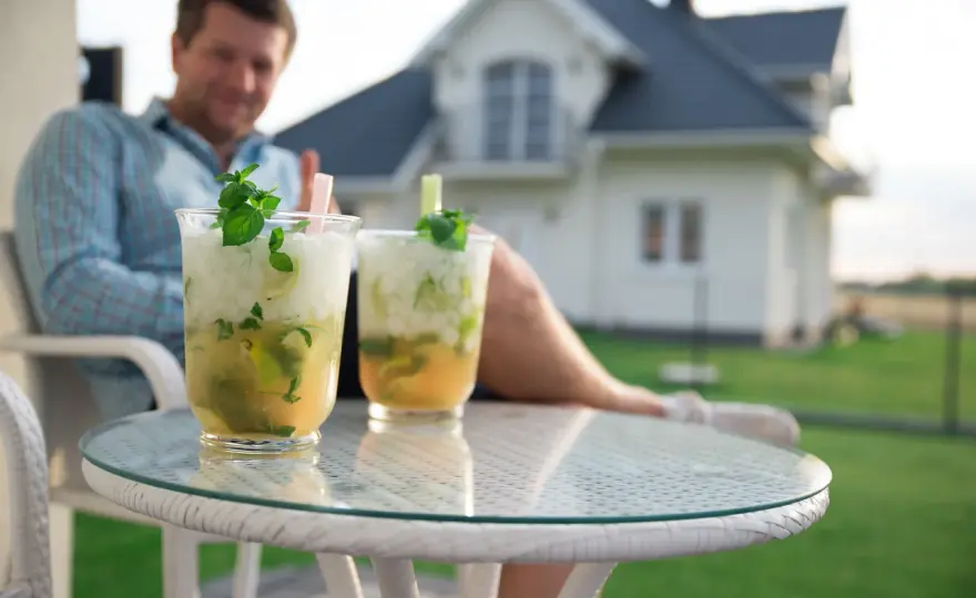 Jak zrobić drinki w dzbanku na imprezę? Proste przepisy
