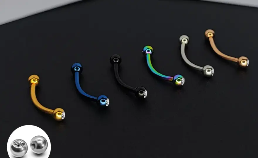 Kolczyk w pępku - banan czy curved barbell? Wybierz idealny!