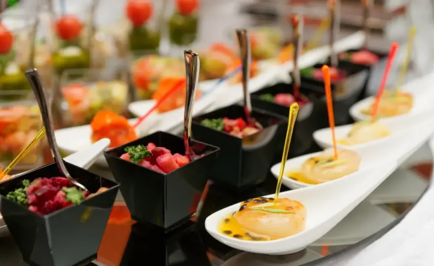 Catering ile za osobę: poznaj koszty i opcje dla Twojej imprezy