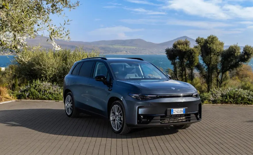 Leapmotor B10 REEV, l’elettrica che arriva a 900 km