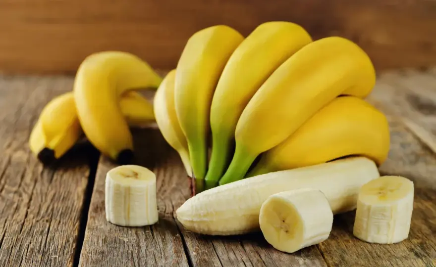 Duży banan kcal: Ile ma kalorii i czy warto go jeść?