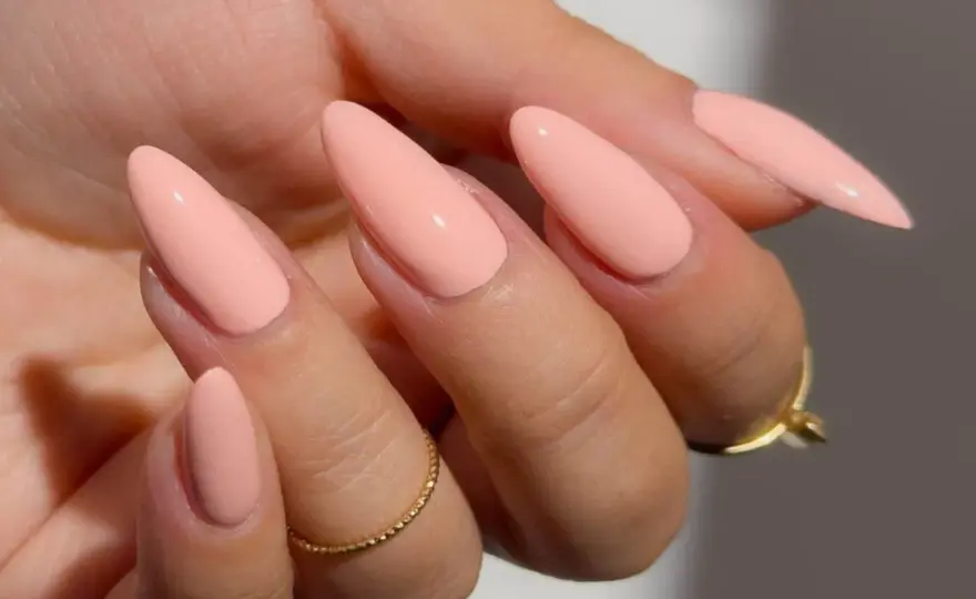 Manicure brzoskwiniowo-łososiowy - jak dobrać idealny odcień?