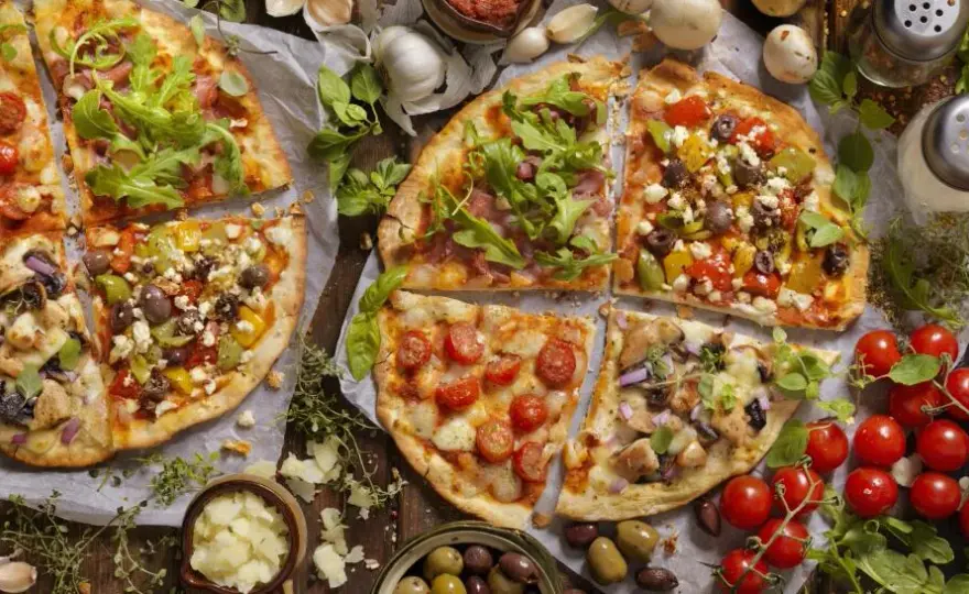 Dodatki do pizzy: Klasyki i zaskakujące połączenia na Twój stół