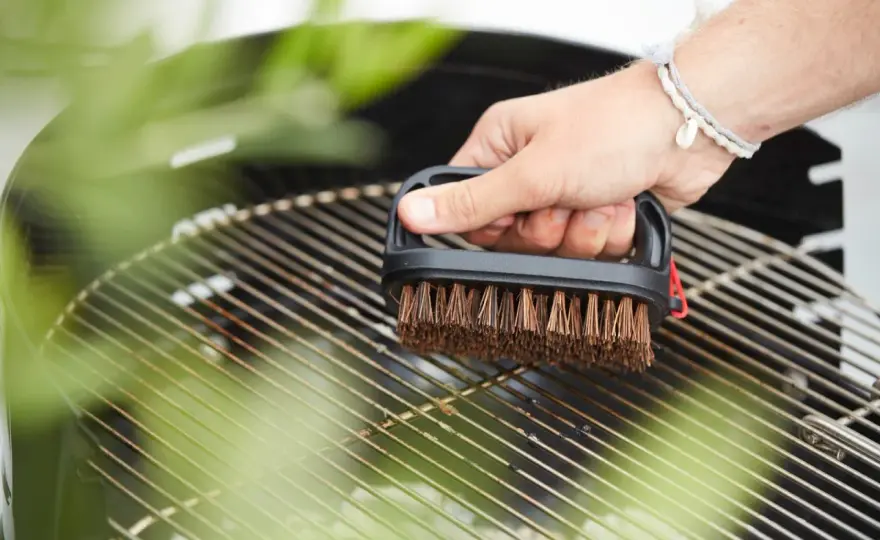 Faut-il huiler la grille du barbecue ? La vérité pour des grillades parfaites