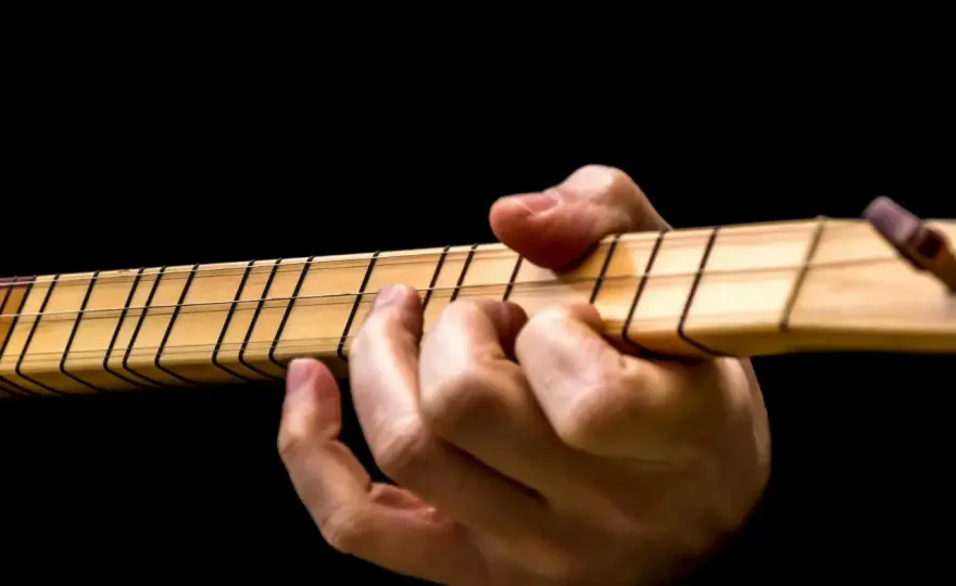Jak nastroić gitarę? Prosty przewodnik krok po kroku