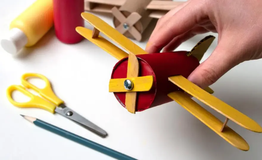 Manualidades con aviones para niños - papel, cartón y más