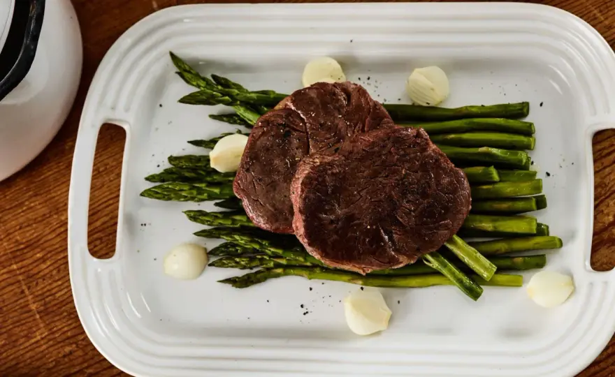 Jak zrobić steki z polędwicy sous vide? Czas i temperatura