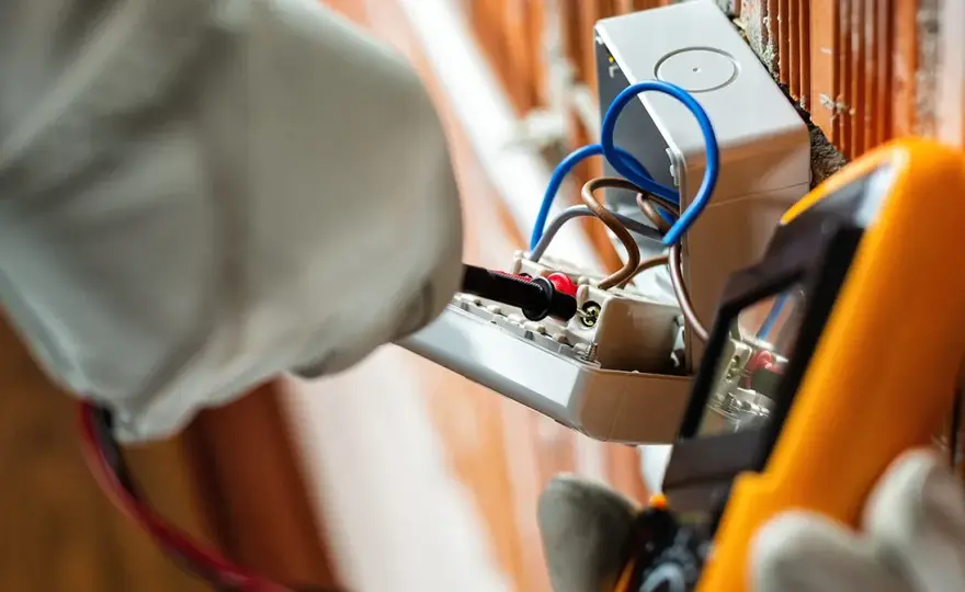 Ile bierze elektryk za punkt - poznaj ukryte koszty instalacji elektrycznej