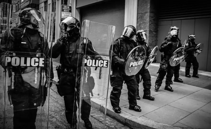 Sennik policja - Co oznacza ucieczka, mandat i kontrola we śnie?