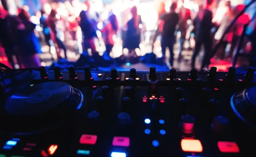 Ustroń: Gdzie potańczyć? Kluby, dancingi i muzyka dla każdego!