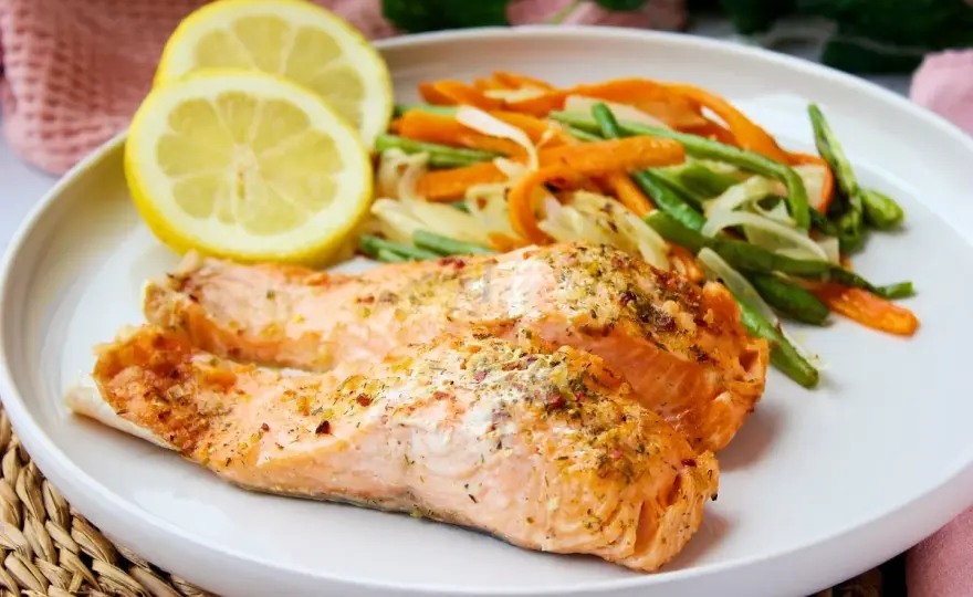 Salmón al microondas jugoso en pocos minutos