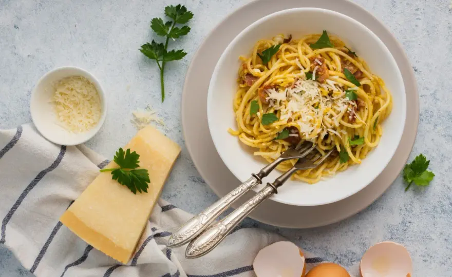 Carbonara: Ze śmietaną czy bez? Poznaj 2 przepisy i sekrety!