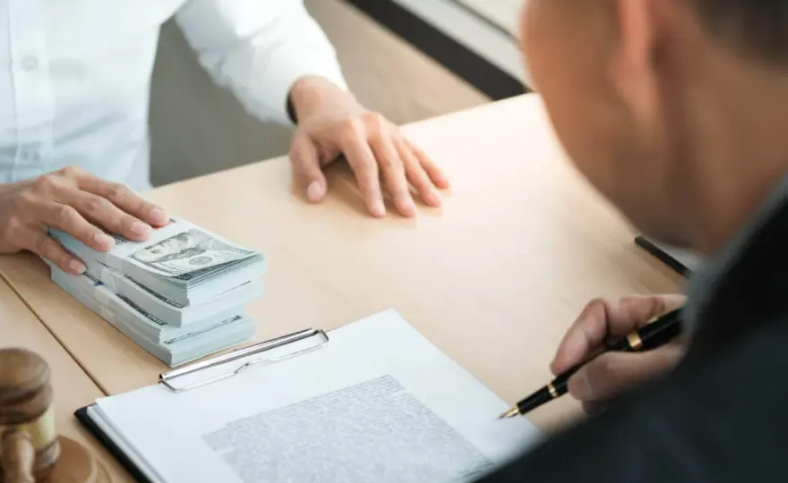 Depozyt notarialny: Kto ponosi koszty i jak chroni Twoje pieniądze?