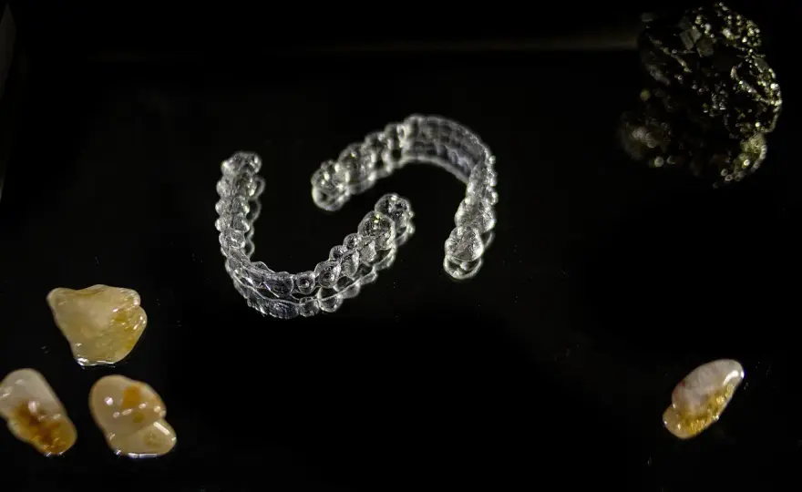 Invisalign vs aparat stały - Co wybrać? Porównanie, koszty