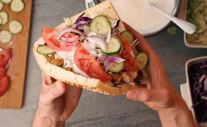 Ile kalorii ma kebab w bułce? Zaskakujące różnice w kaloryczności