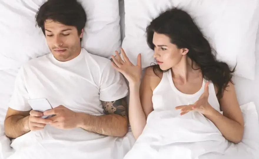 Jak wzbudzić zazdrość przez SMS? Flirt czy manipulacja?