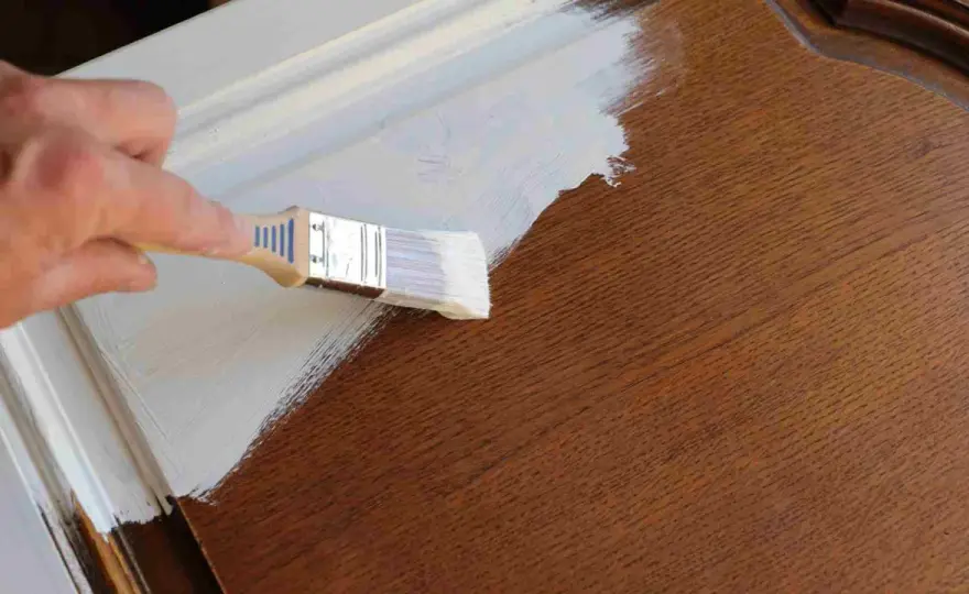 Cómo pintar una puerta de madera exterior y lograr un acabado duradero