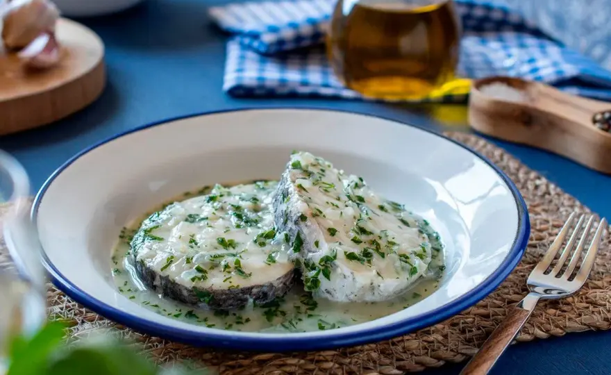 Merluza en salsa verde jugosa y lista en 30 minutos