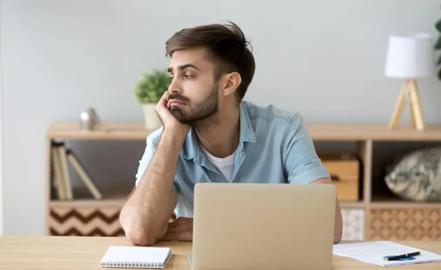 Sédentarité, symptômes et gestes simples pour moins rester assis