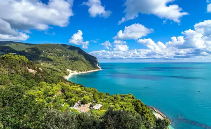 Marche o Toscana? Scegli la tua gita perfetta tra borghi e mare