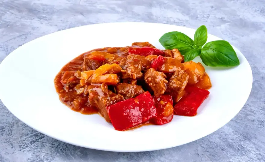 Jakie mięso na gulasz? Wybierz idealny kawałek!