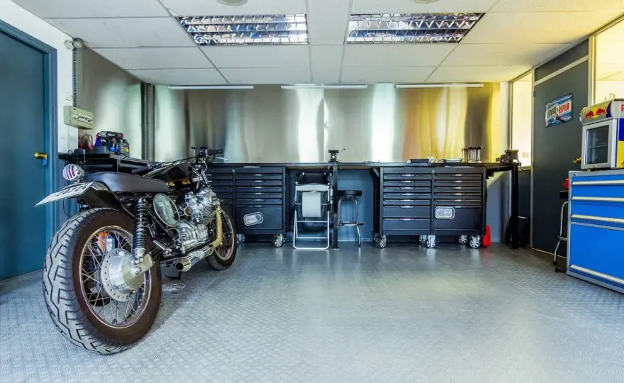 Garage Moto Fai da Te - Progetta il Tuo Spazio Perfetto