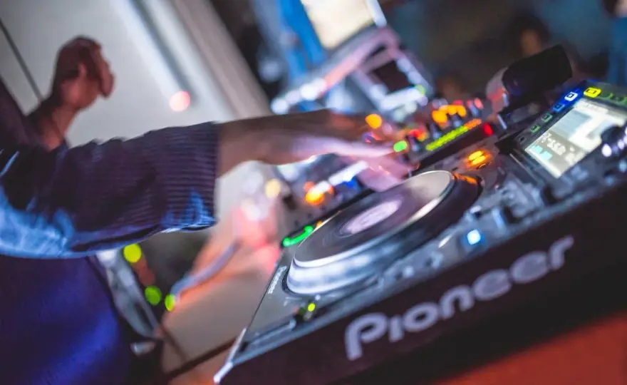 Où les DJs trouvent leur musique - Le guide complet