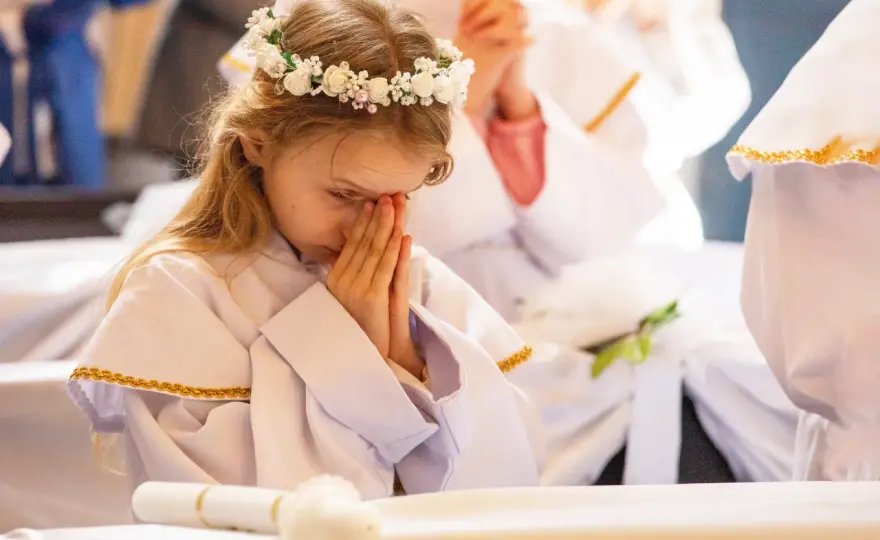Komunia Święta: Ile trwa msza i przyjęcie? Zaplanuj idealny dzień!